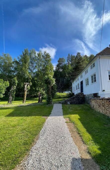 Bosvik Gard, Nyrenovert Leilighet I Hovedhus Fra 1756 Risor Exterior photo